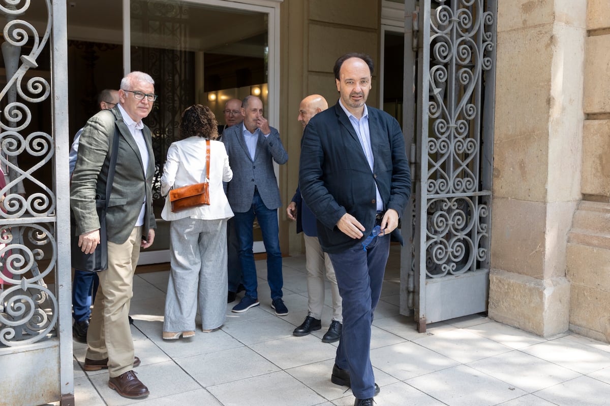 MNAC busca estratégias para manter pinturas de Sijena em Barcelona El director del MNAC, Pepe Serra, en las puertas del museo, al acabar la reunión de hora y media celebrada este lunes por los miembros del Patronato. (Foto: Marta Pérez/EFE)