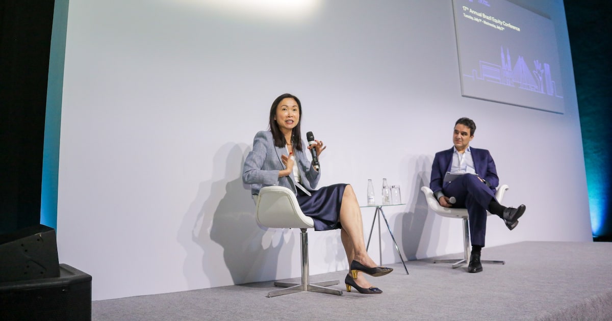 Johanna Chua, head global de economia para emergentes, e Leonardo Porto, economista-chefe para o Brasil, em evento do Citi em São Paulo (Foto: Citi/Divulgação)