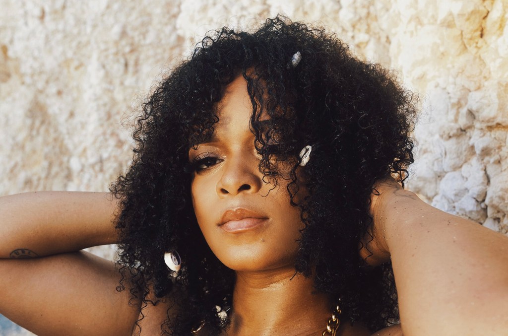 Lila Ike anuncia exclusivamente seu álbum de estreia "Treasure Self Love" — com colaborações de H.E.R., Joey Bada$$ e Masicka. (Foto: Reprodução)