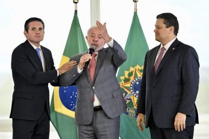 Governo pressiona Congresso por solução fiscal diante da crise do IOF O primeiro encontro de Lula, Hugo Motta e Davi Alcolumbre após a eleição no Congresso Nacional. (Foto: EVARISTO SA / AFP)