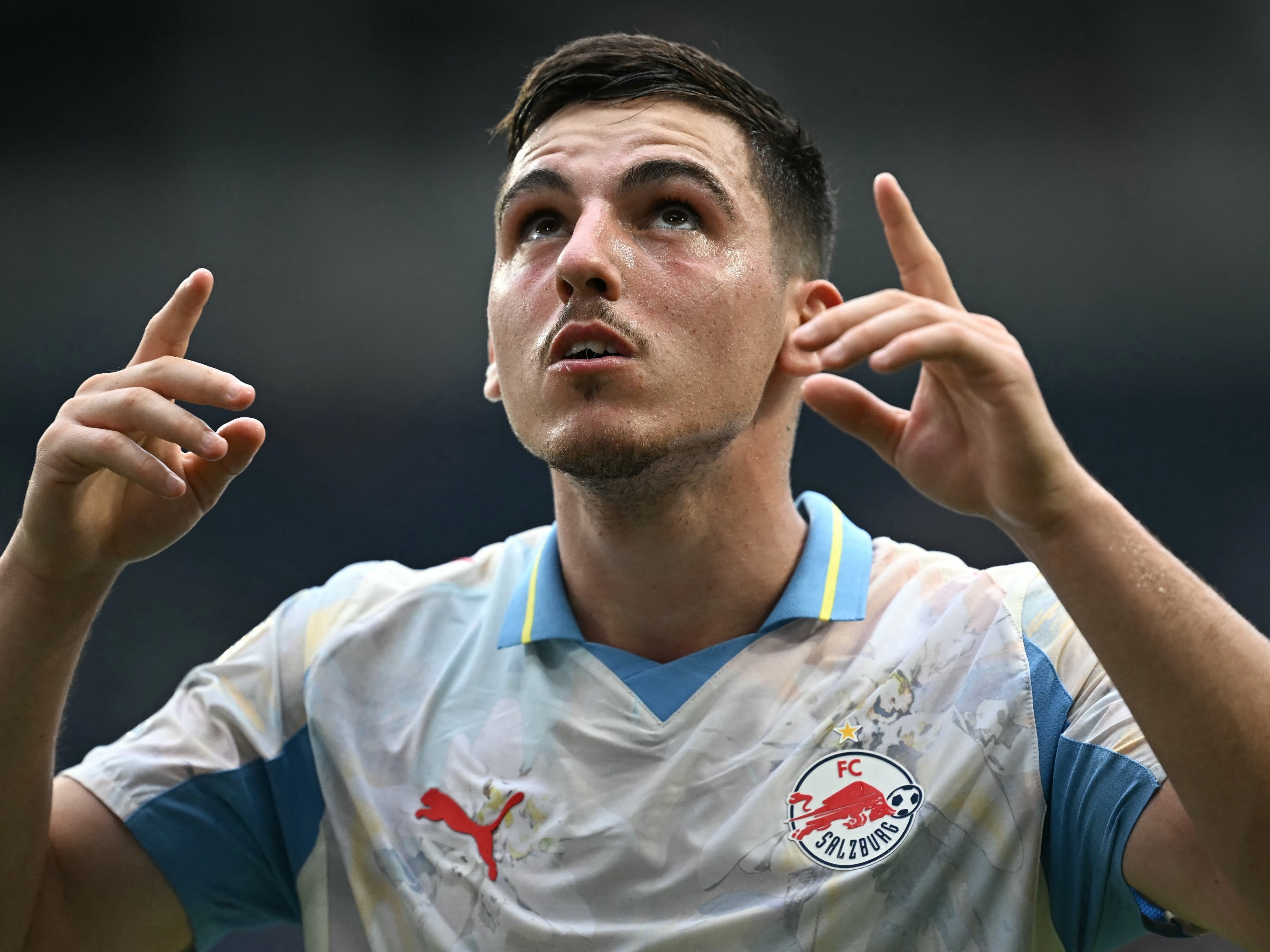 'Pior europeu' do Mundial supera jogo de quase 4h e assume liderança do grupo Oscar Gloukh, do Salzburg, celebra gol sobre o Pachuca em partida do Mundial (Foto: Paul ELLIS / AFP)