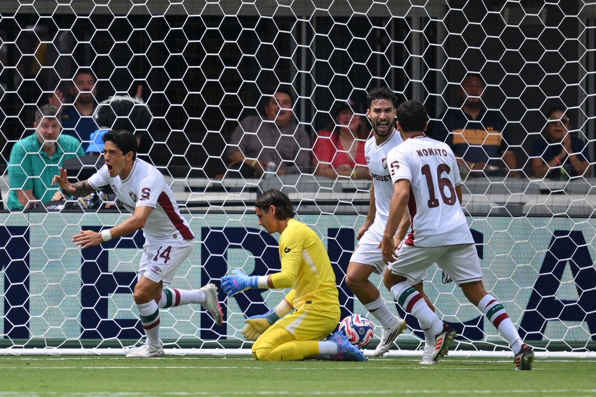 Colunistas enfrentam desafios ao analisar Fla-Flu e futebol europeu por resultados German Cano abre o placar nas oitavas de final da Copa do Mundo de Clubes entre Fluminense e Inter (Foto: ANGELA WEISS / AFP)