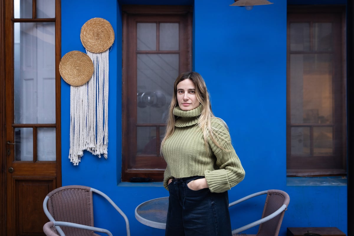 Tamara Tenenbaum em sua casa no bairro de Villa Crespo, em Buenos Aires, no dia 3 de julho. (Foto: Mariana Eliano)