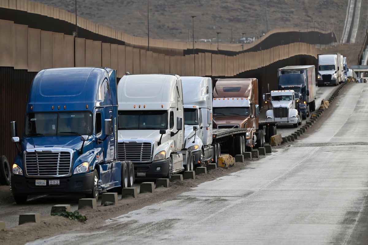 Aduanas se tornam novo foco de disputa comercial entre Brasil e Estados Unidos Caminhões fazem fila na aduana de Otay Mesa, Tijuana, em janeiro de 2025. (Foto: Carlos Moreno/Bloomberg)