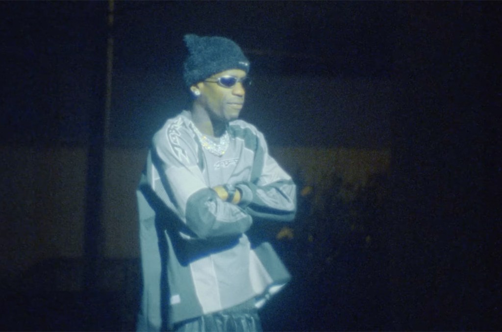 Travis Scott aumenta expectativa para 'JACKBOYS 2' com single '2000 Excursion' Travis Scott lançou um single de 'JACKBOYS 2' intitulado "2000 Excursion" como uma exclusividade do YouTube na terça-feira (8 de julho), com Sheck Wes e Don Toliver. (Foto: Reprodução)