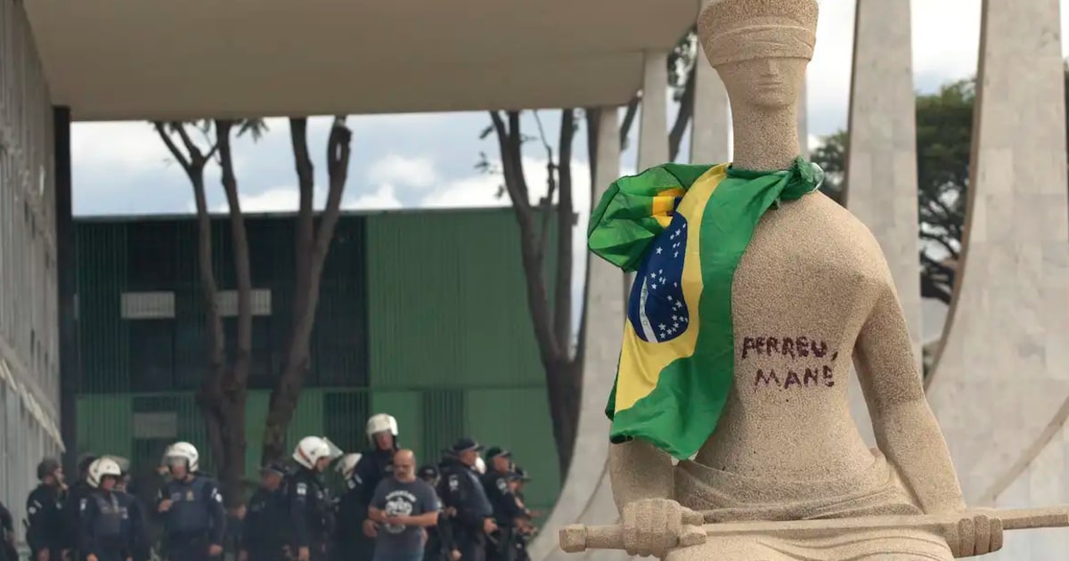 Estátua da Justiça na Praça dos Três Poderes em frente ao STF (Foto: Joedson Alves/Agência Brasil)