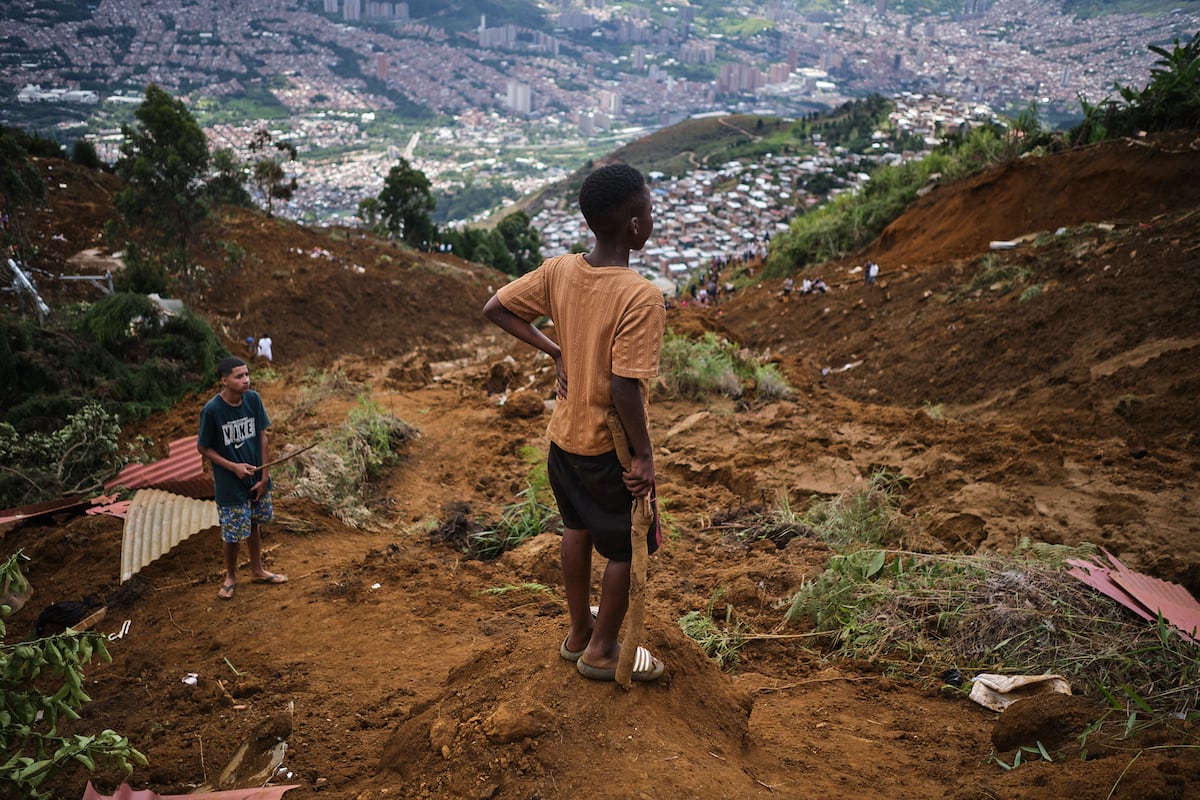 Ação urgente é necessária diante da ameaça climática sem precedentes Um jovem observa os danos causados pelo deslizamento de terra, em Antioquia, Colômbia, no dia 24 de junho. (Foto: Fredy Henao - El País)