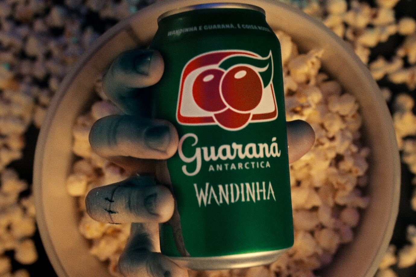 Jingle 'Pipoca com Guaraná' retorna em campanha com Netflix e Wandinha Victor Dorobantu, o Mãozinha de Wandinha, estrela o novo filme de Guaraná Antarctica. Campanha resgata o jingle clássico com uma releitura sombria (Foto: Divulgação)