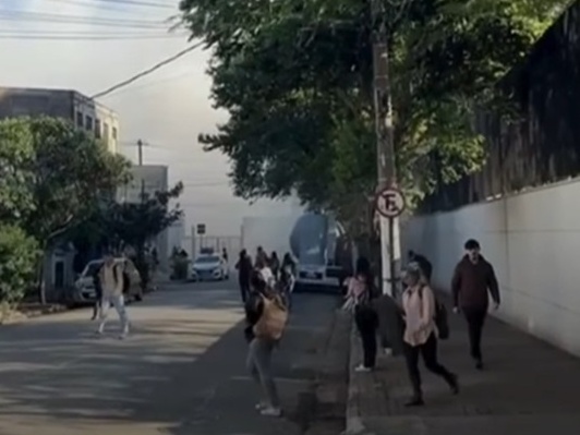 Imagens mostram momento em que pessoas se afastam de canteiro de obras da linha 6-Laranja após explosão (Foto: Reprodução)