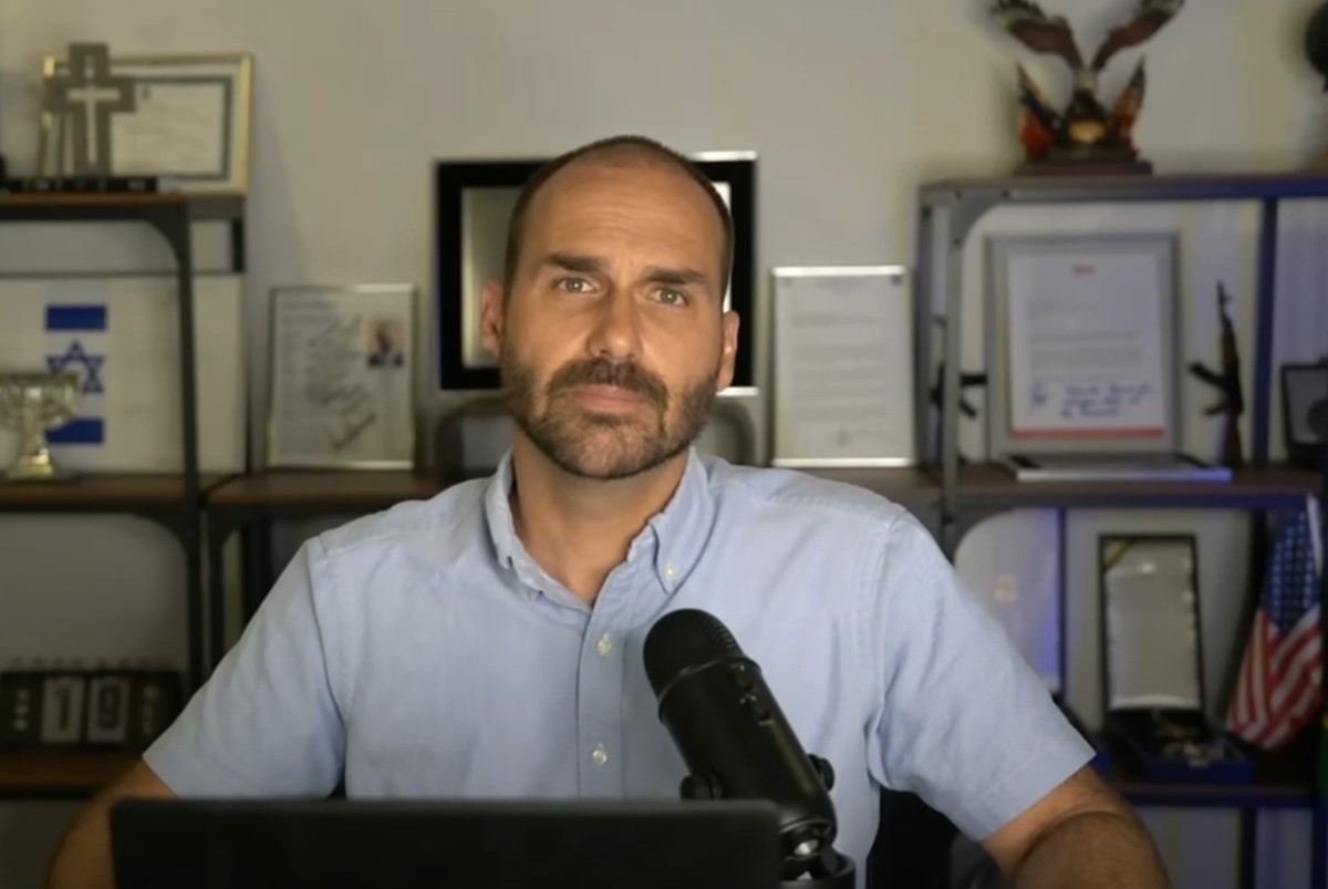 Eduardo Bolsonaro (PL-SP) em live neste domingo (Foto: Reprodução/YouTube)