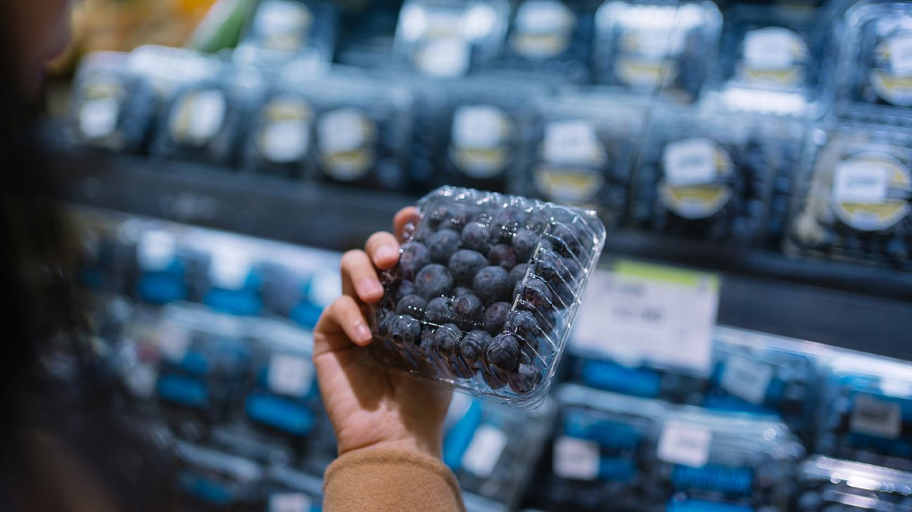 Recall de mirtilos atinge nível máximo devido à contaminação por listeria A FDA emitiu um aviso severo para o recall de centenas de caixas de mirtilos orgânicos devido a possível contaminação por listeria. (Foto: Xiu Huo/Getty Images)