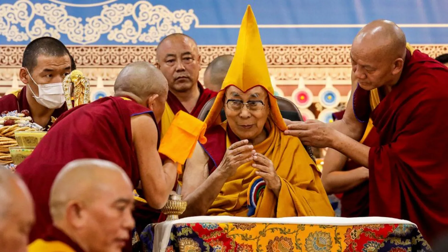 Dalai Lama pode anunciar plano de sucessão ao completar 90 anos Dalai Lama pode anunciar plano de sucessão ao completar 90 anos