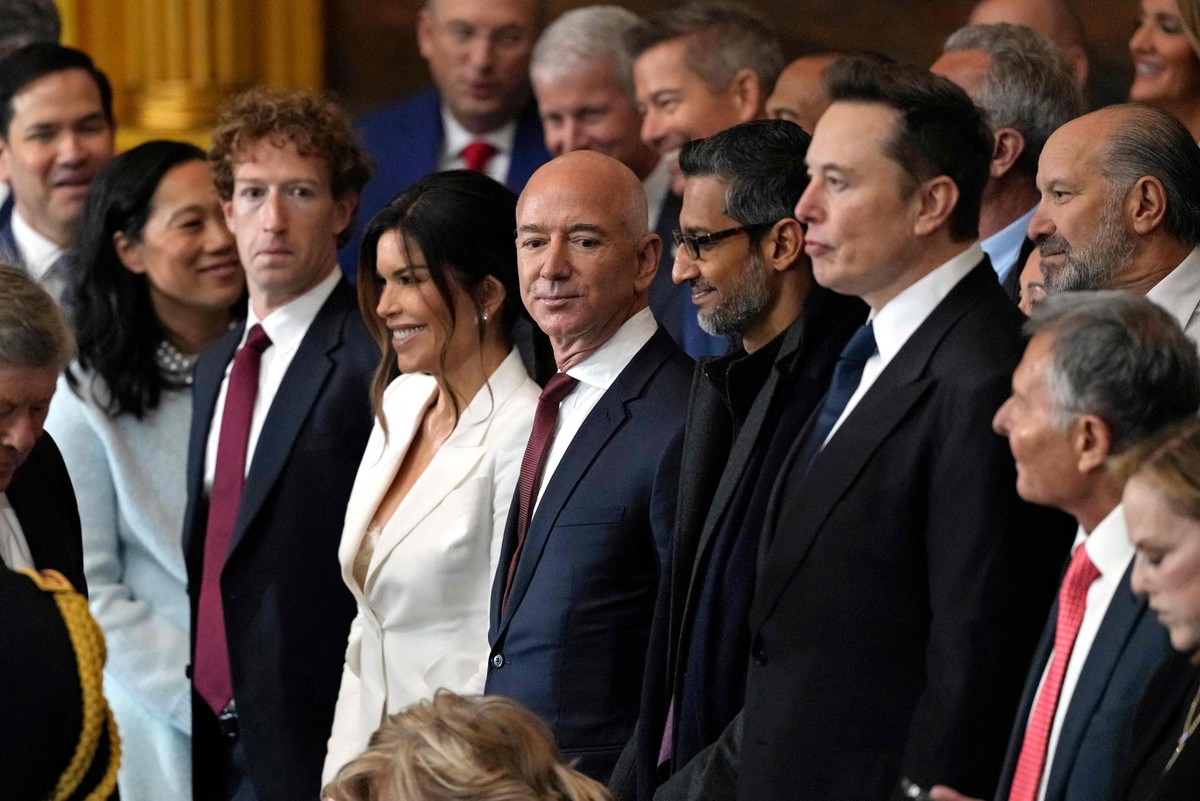 EUA investigam Brasil por práticas comerciais e revelam mentiras do governo Bilionários do setor de tecnologia acompanham a posse de Donald Trump, no Capitólio (Foto: Julia Demaree Nikhinson / POOL / AFP)