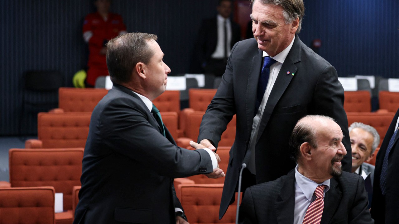 Bolsonaro e Cid se cumprimentam no STF (Foto: Ton Molina/STF/AFP)