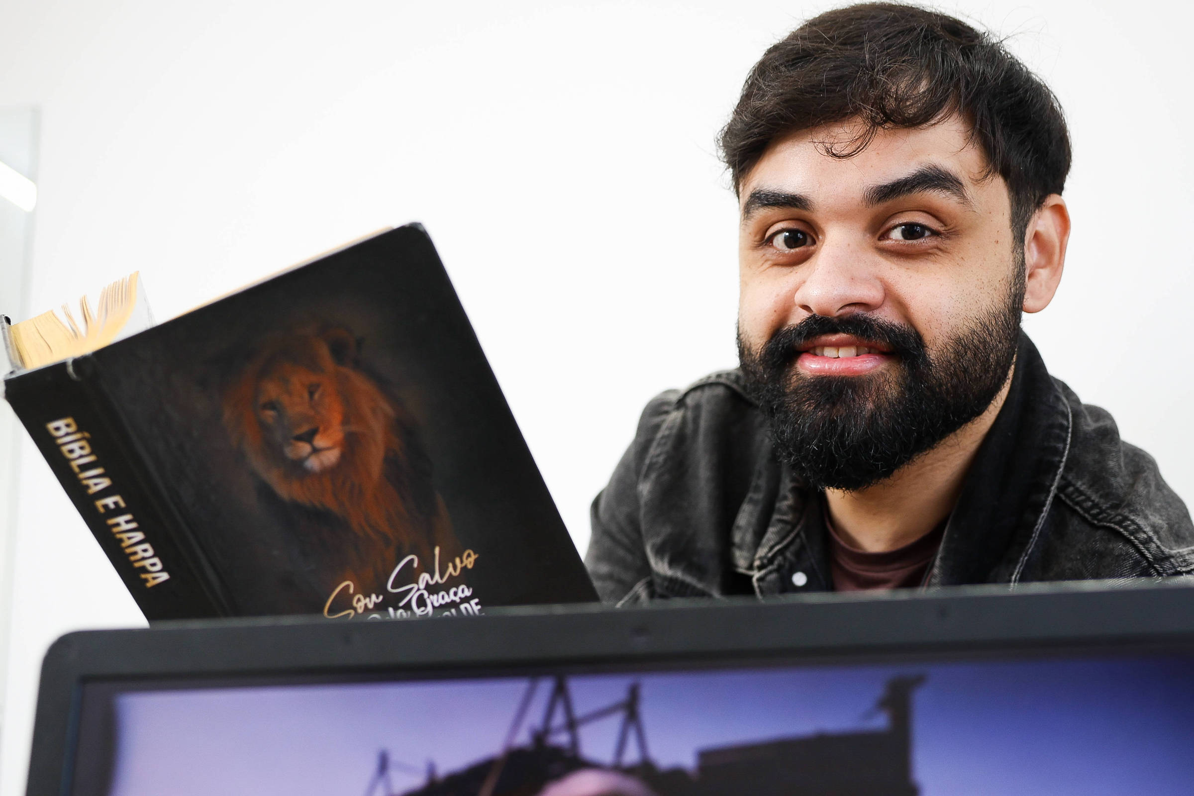 Klelvem Barcelos é o criador do perfil do TikTok mais popular com vídeos feitos com IA de temática religiosa ou bíblica (Foto: Zanone Fraissat/Folhapress)