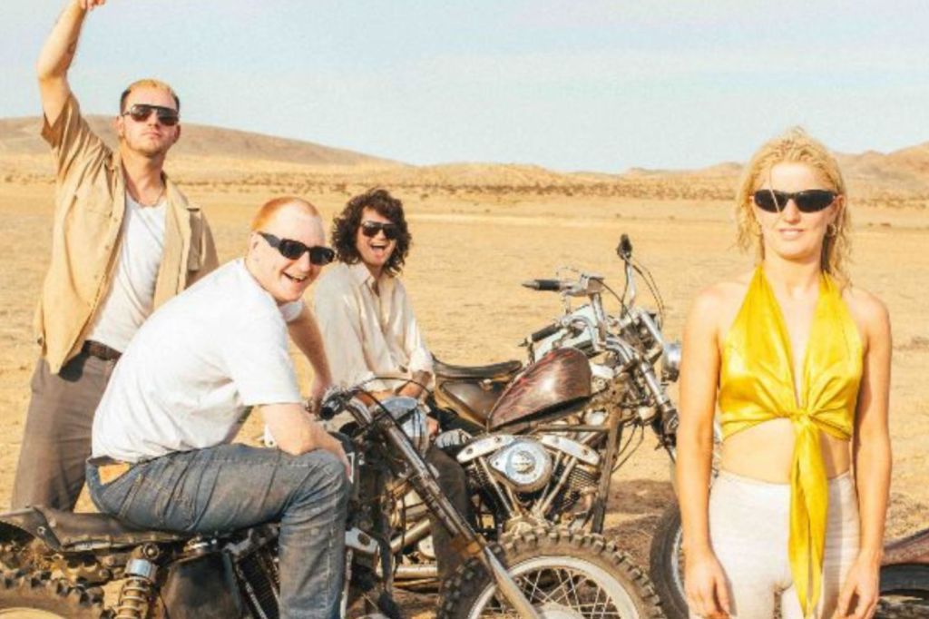 Amyl & The Sniffers apoiam Bob Vylan e Kneecap após críticas no Glastonbury Amyl & The Sniffers emitiram uma declaração de solidariedade com os colegas de palco do Glastonbury 2025, Bob Vylan e Kneecap. (Foto: Reprodução)