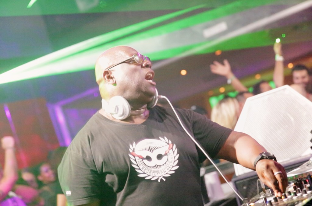 Documentário revela a era do EDM com Carl Cox, Kaskade e Hardwell; assista ao trailer Aguardando a Largada: A Ascensão dos DJs Superstars acompanha o auge da EDM e será lançado em plataformas digitais no verão. (Foto: Reprodução)