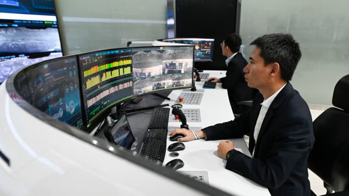 Funcionários de uma mina de carvão na província de Shaanxi, na China, sentam-se em um escritório para usar sistemas digitais para o trabalho de mineração, de acordo com uma foto tirada em 26 de abril de 2023, durante uma visita à mídia organizada pela gigante de telecomunicações chinesa Huawei. (Foto: Wang Zhao | Afp | Getty Images)