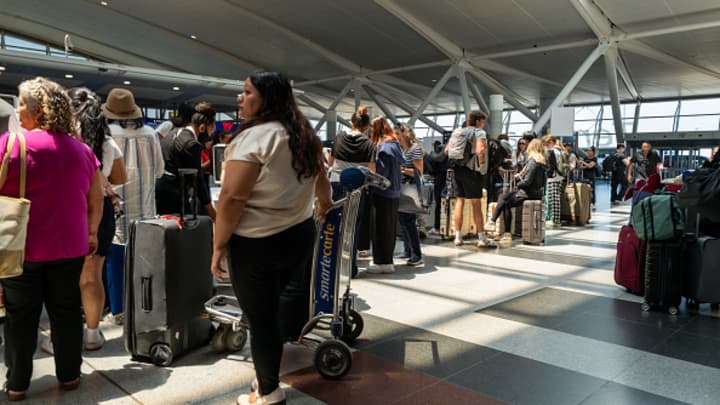 Pessoas se movem por um JFK International Airport lotado dias antes do feriado de 4 de julho em 2 de julho de 2024, na cidade de Nova York. À medida que a temporada de viagens de verão começa, milhões de americanos e turistas estão enfrentando longas esperas e congestionamentos em aeroportos, estações de trem e nas rodovias. Julho é o mês mais movimentado de viagens nos EUA. (Foto: Spencer Platt | Getty Images News | Getty Images)