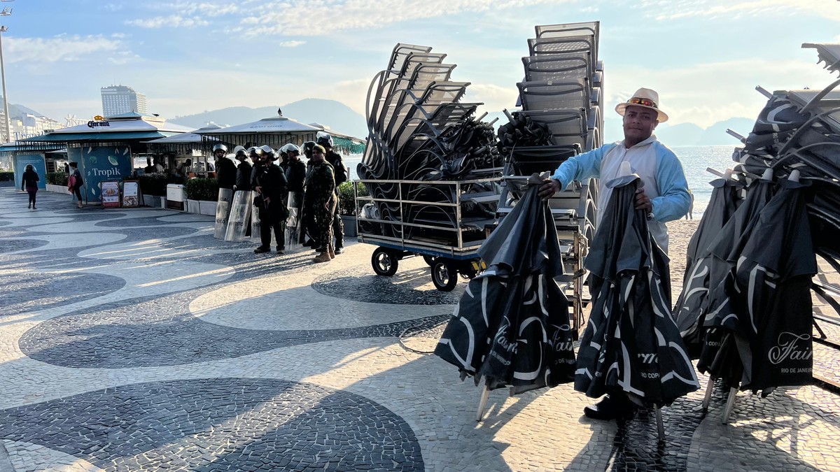 Rio de Janeiro adota Estágio 2 para a Cúpula do Brics e eventos associados Agentes das forças de segurança já estavam posicionados na orla, neste domingo, primeiro dia da Cúpula do Brics — Foto: Ana Branco