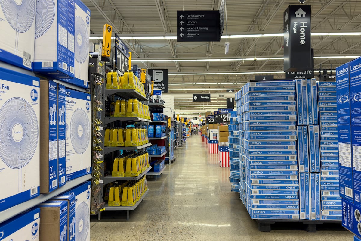 Tarifas de Trump elevam inflação a 2,7% e impactam consumidores nos EUA Supermercado do Walmart em Oceanside (Califórnia), no mês passado de maio. (Foto: Mike Blake/REUTERS)
