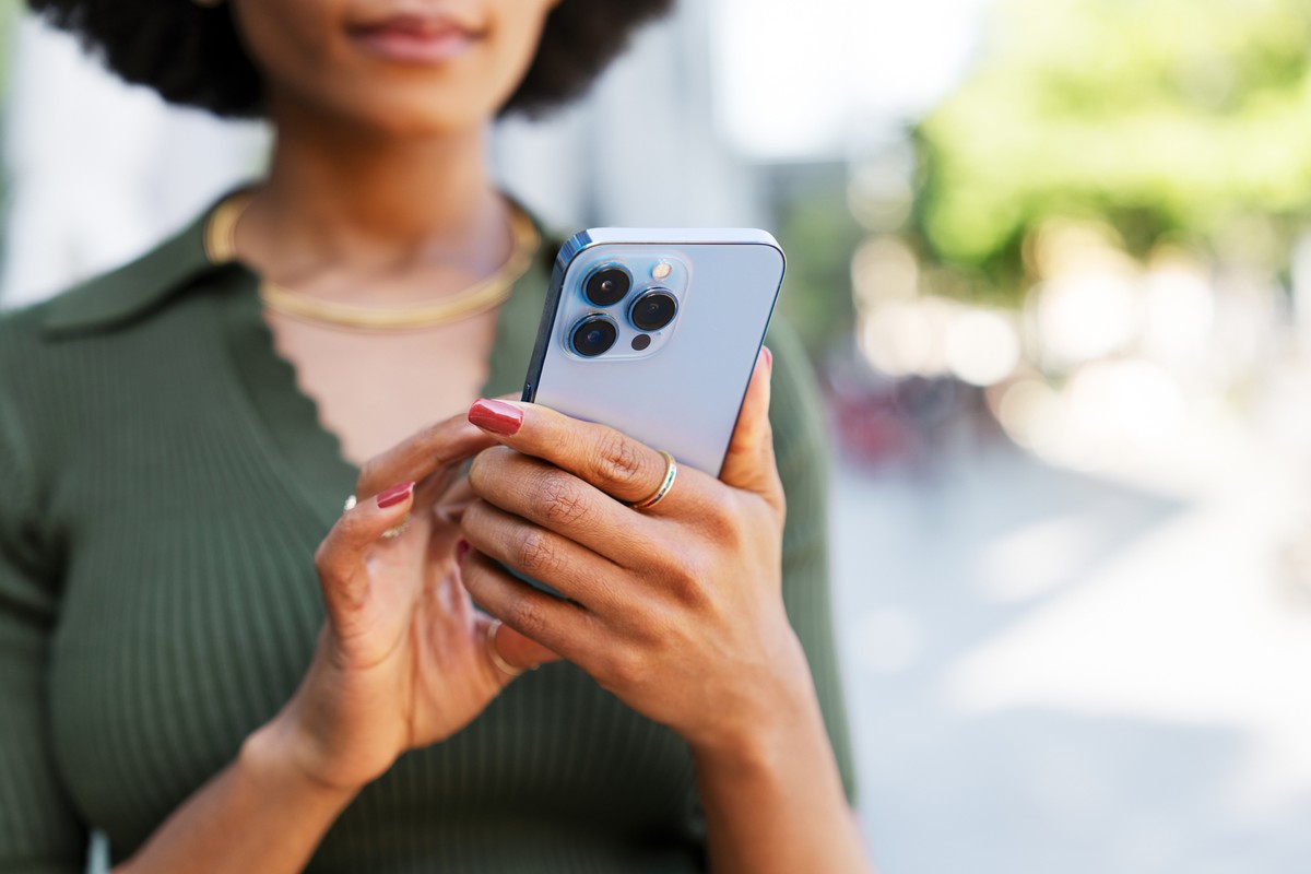 Um em cada três brasileiros é vítima de golpes na internet, revela Datafolha Ministério da Justiça e Segurança Pública lança app para inibir os roubos e furtos de celular no país (Foto: Getty Images)