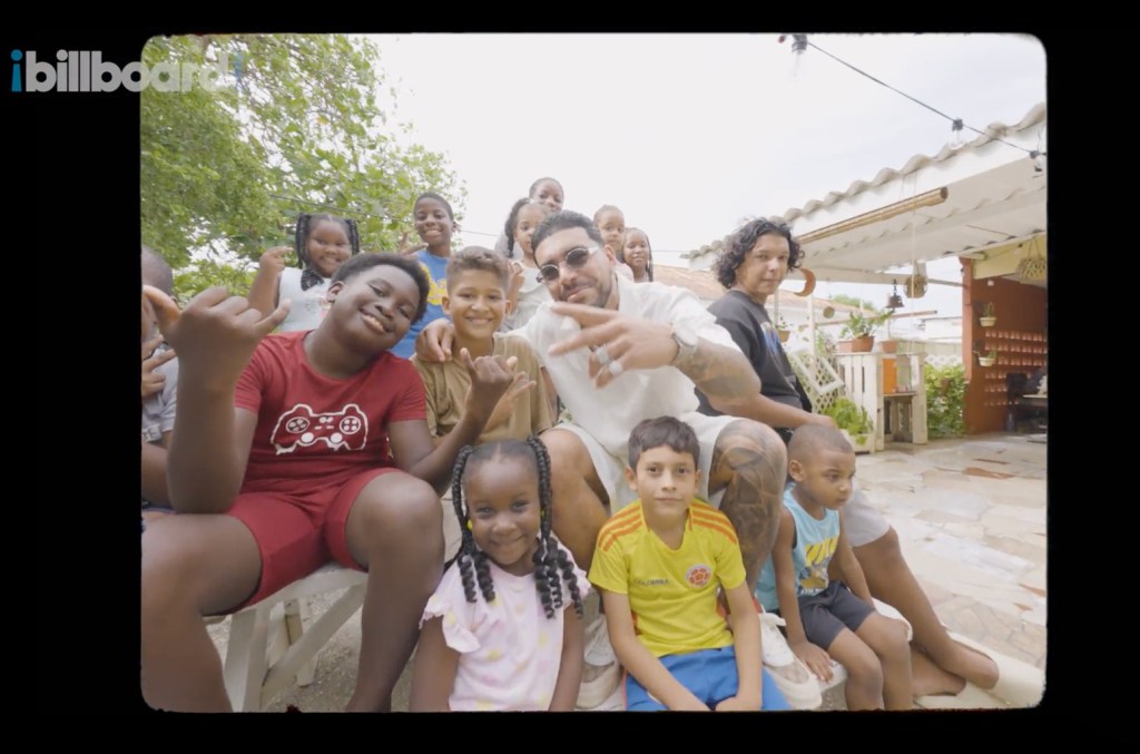 Ryan Castro apresenta Curaçao, seu lugar especial, com lagostas gigantes e histórias marcantes Ryan Castro mostra suas raízes em Curaçao ao levar a Billboard por toda a ilha enquanto reflete sobre seus começos caribenhos neste vídeo. (Foto: Reprodução)