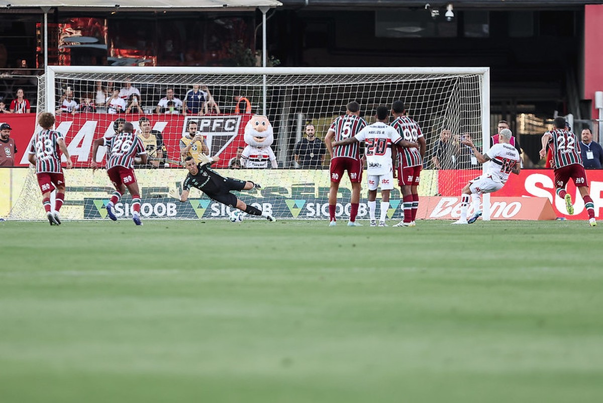 Fluminense amarga quarta derrota consecutiva e despenca na tabela do Brasileiro Fábio defendeu pênalti para o Fluminense, mas não evitou a derrota (Foto: Fluminense)