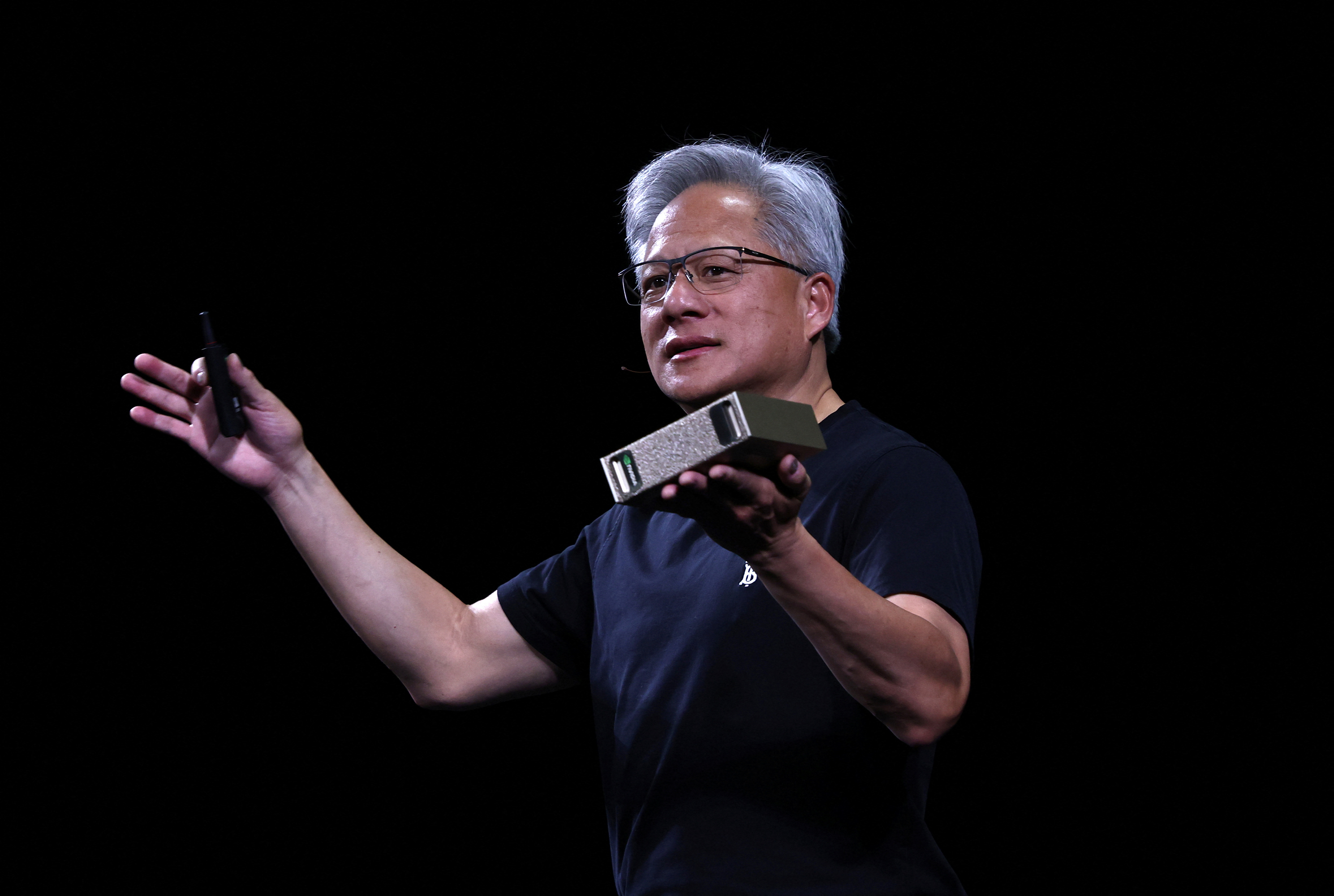 Jensen Huang, CEO da Nvidia, segura uma NVIDIA DGX Cloud Lepton enquanto fala durante a conferência Viva Technology dedicada à inovação e startups no centro de exposições Porte de Versailles, em Paris, França, em 11 de junho de 2025. (Foto: REUTERS/Gonzalo Fuentes)