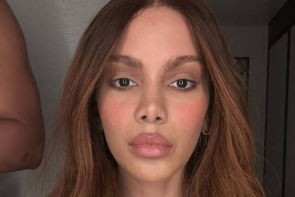 Liberdade de expressão no visual: o desejo de um mundo sem julgamentos A cantora Anitta apareceu no Instagram com o rosto mais fino, a boca maior e as sobrancelhas mais arqueadas (Foto: Instagram/@anitta)
