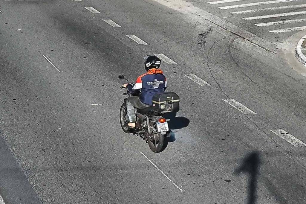 Prefeitura de SP identifica 185 placas falsas por dia com Smart Sampa Motociclista circula com placa irregular, com inscrição BRA49CC, a mais frequente flagrada por câmeras da prefeitura em junho deste ano (Foto: Divulgação/Prefeitura de São Paulo)