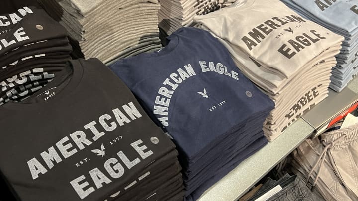 JPMorgan rebaixa American Eagle após alta inspirada em Sydney Sweeney Foto: Reprodução
