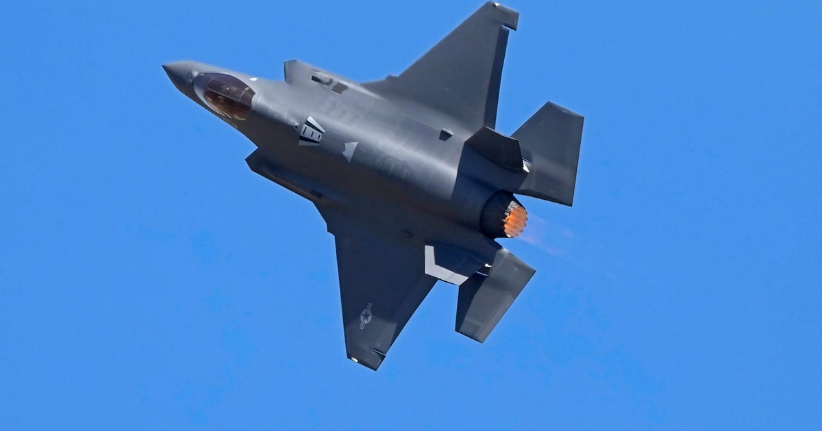 Aeronave F-35 da Força Aérea americana exibida em feira de Bengaluru, na Índia, em 12 de fevereiro de 2025. (Foto: Aijaz Rahi/AP)