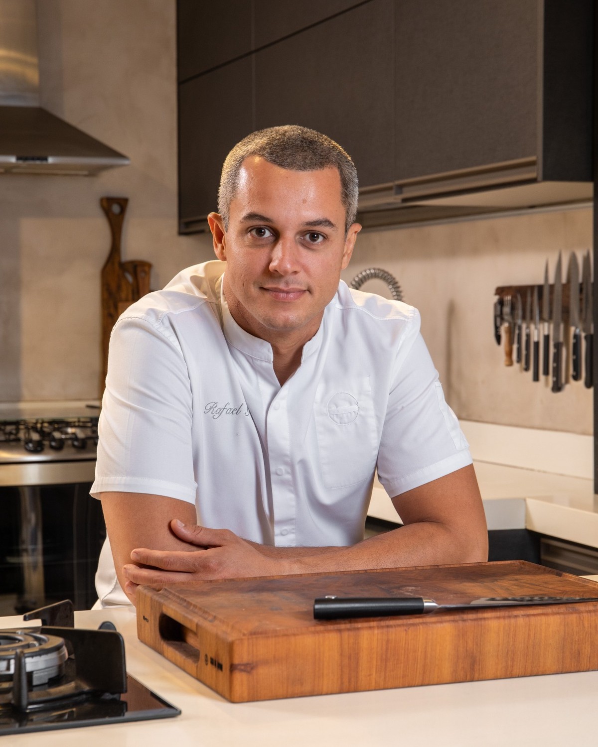 Restaurante Tiara, de Rafa Gomes, encerra atividades nesta quinta-feira Chef Rafa Gomes, do restaurante Tiara no Rio (Foto: Divulgação)