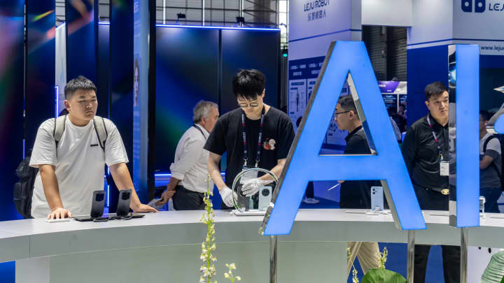 Uma placa de IA na feira de tecnologia MWC Shanghai em 19 de junho de 2025. (Foto: Bloomberg)