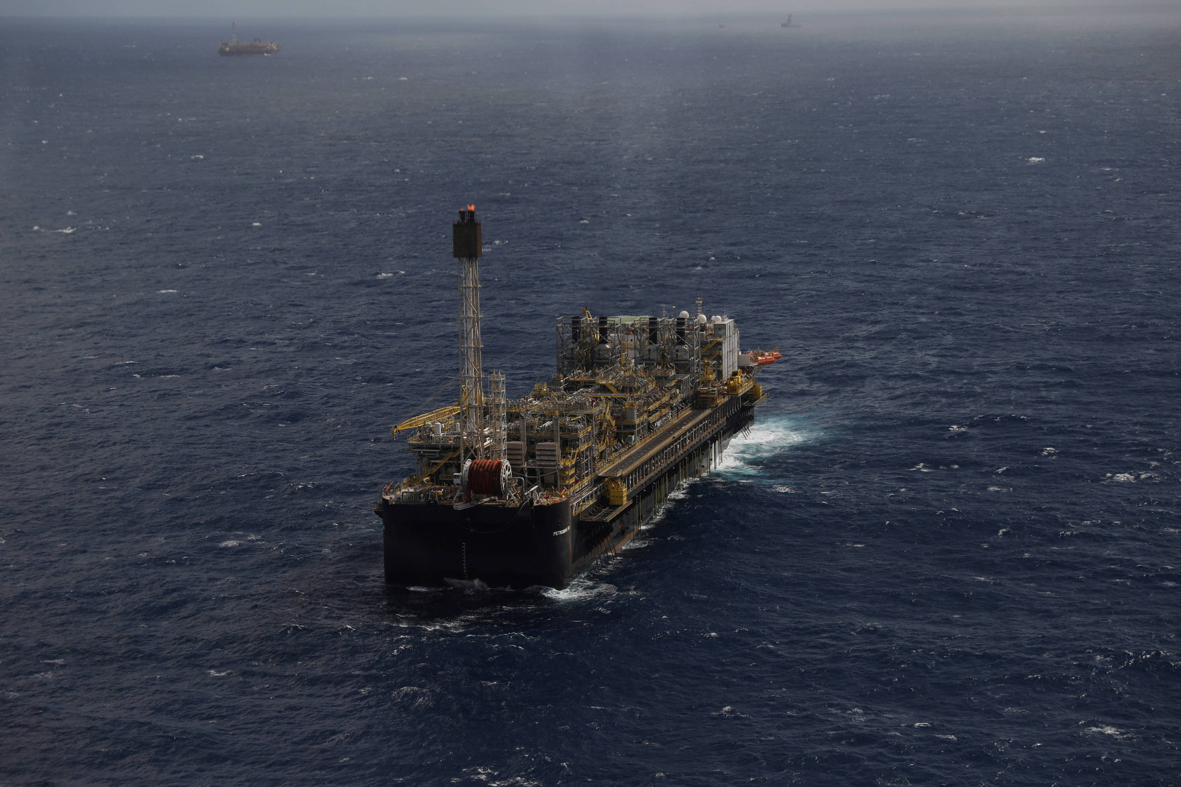 Ibama suspende licença de R$ 196,4 bi da Petrobras por resistência a plano climático Plataforma P-66 da Petrobras na Bacia de Santos, no Rio de Janeiro (Foto: Pilar Olivares - 5.set.18/Reuters)