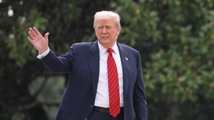 O presidente dos EUA, Donald Trump, acena do telhado da Ala Oeste da Casa Branca enquanto faz um tour em 5 de agosto de 2025, em Washington, DC. (Foto: Win Mcnamee | Getty Images News | Getty Images)