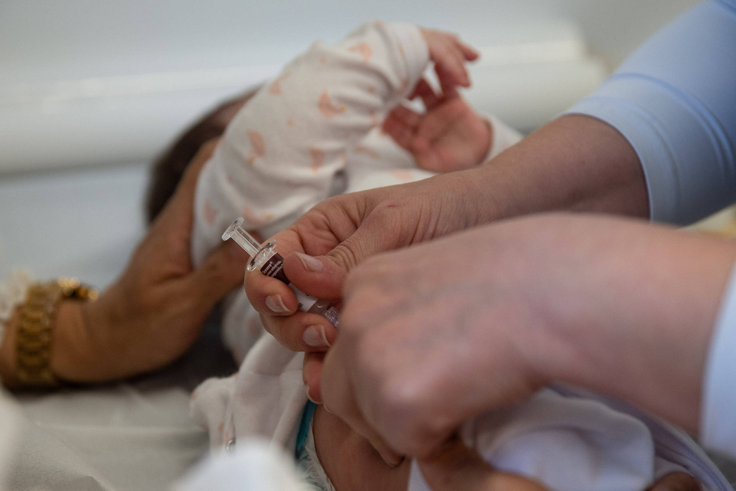 Nova vacina promete reforçar a proteção de bebês contra meningite Entenda como a imunização ampliada protege bebês contra quatro tipos de meningite (Foto: Mathilde Missioneiro - 6.out.2022/Folhapress)