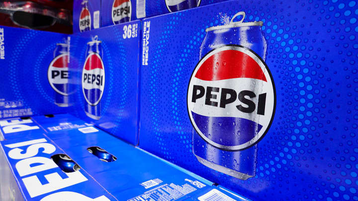 Caixas de refrigerante Pepsi estão expostas em uma loja Costco Wholesale em 25 de abril de 2025, em San Diego, Califórnia. (Foto: Kevin Carter | Getty Images)