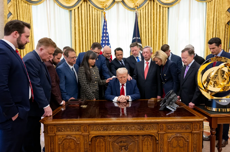Governo Trump implementa medidas para apoiar cristãos nos Estados Unidos O presidente Donald Trump se une a líderes religiosos em oração. (Foto: The White House)