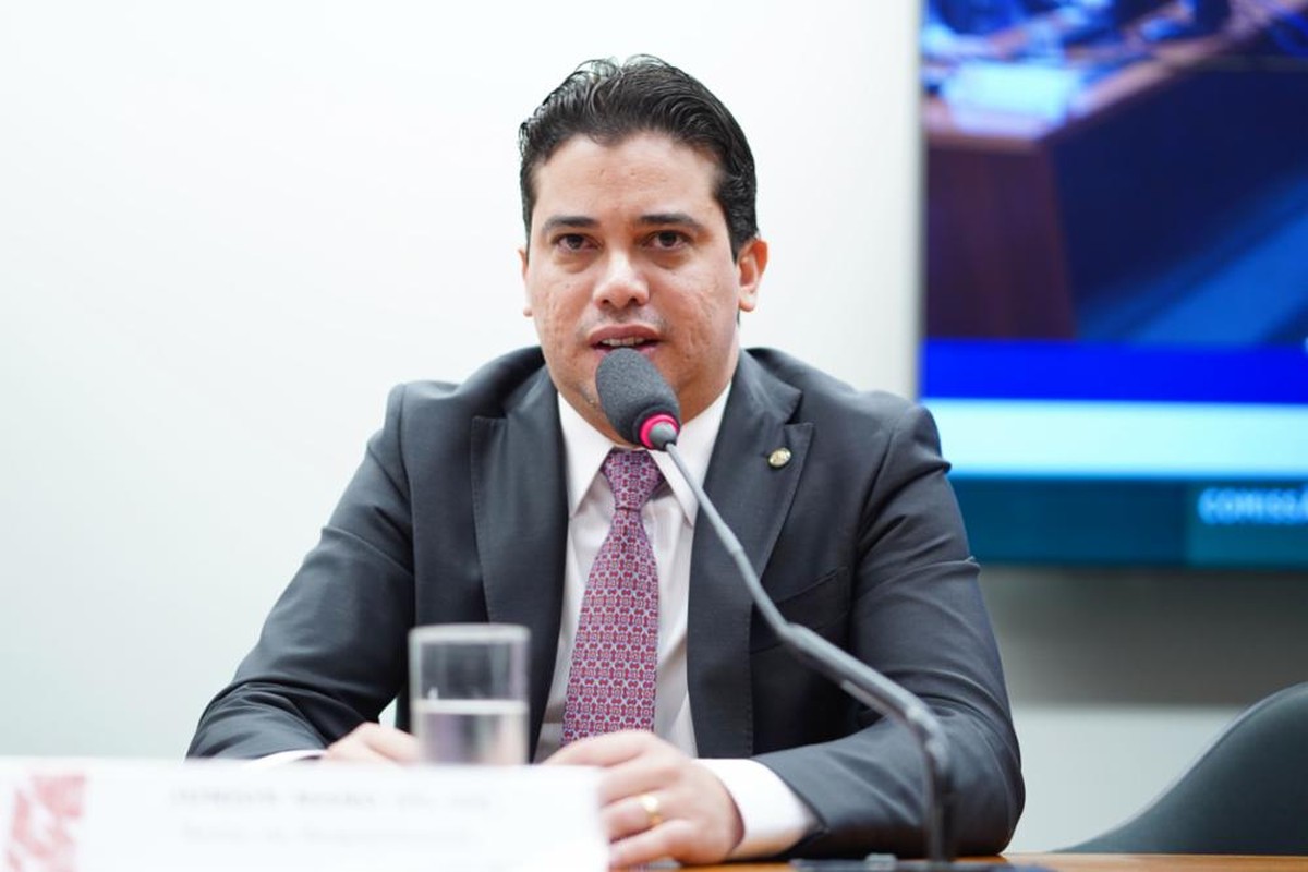 Júnior Mano comunica ao TSE queda em patrimônio durante operação da PF sobre emendas Deputado federal Júnior Mano participa de audiência na Câmara (Foto: Pablo Valadares/Câmara dos Deputados/12-04-2023)