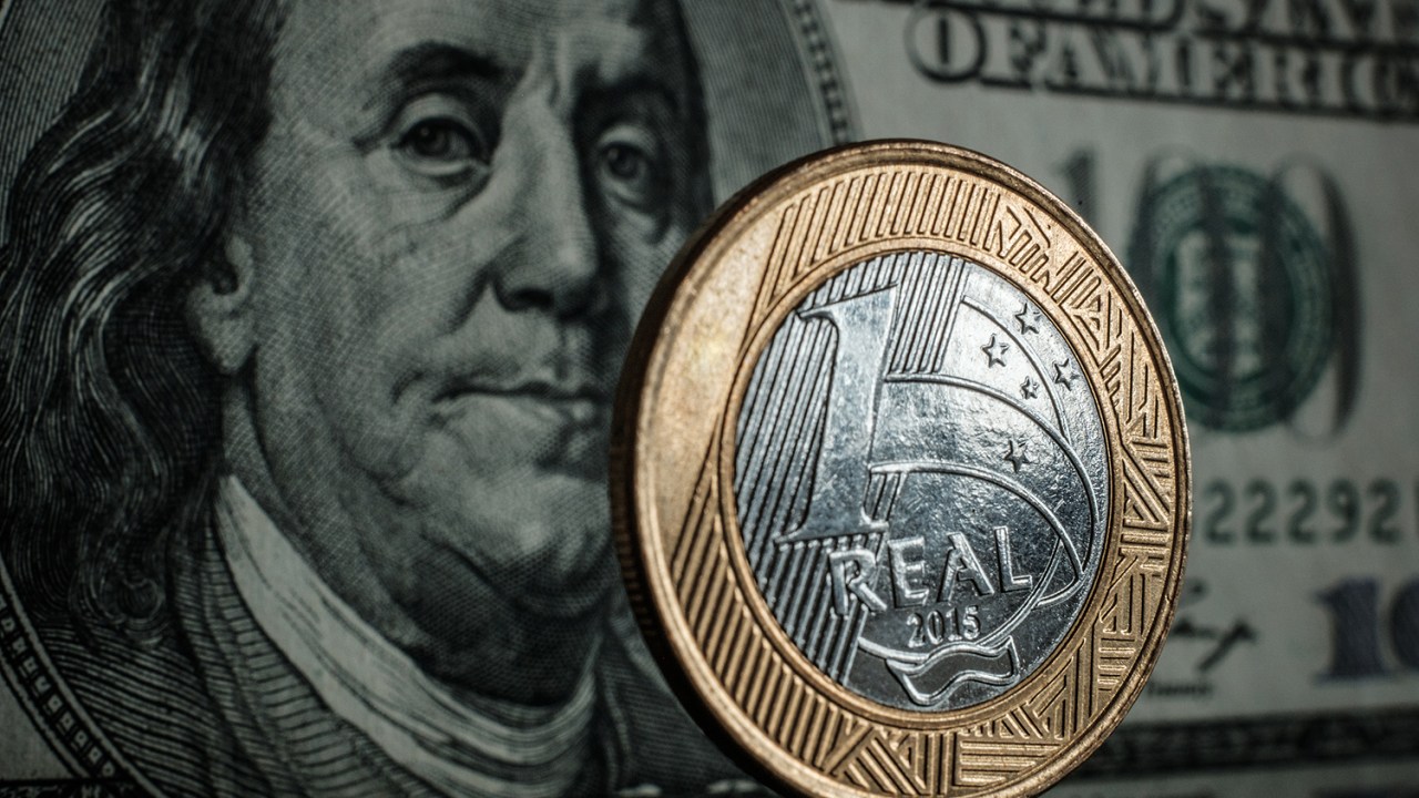 Dólar: moeda americana já se desvalorizou 12% frente ao real neste ano (Foto: Yasuyoshi CHIBA/AFP)