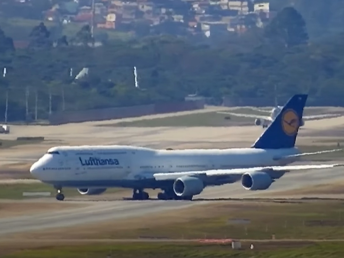 Boeing enfrenta situação de emergência com 'mayday' em Guarulhos Avião pousou em Guarulhos ontem após declarar 'mayday' (Foto: Reprodução/YouTube)