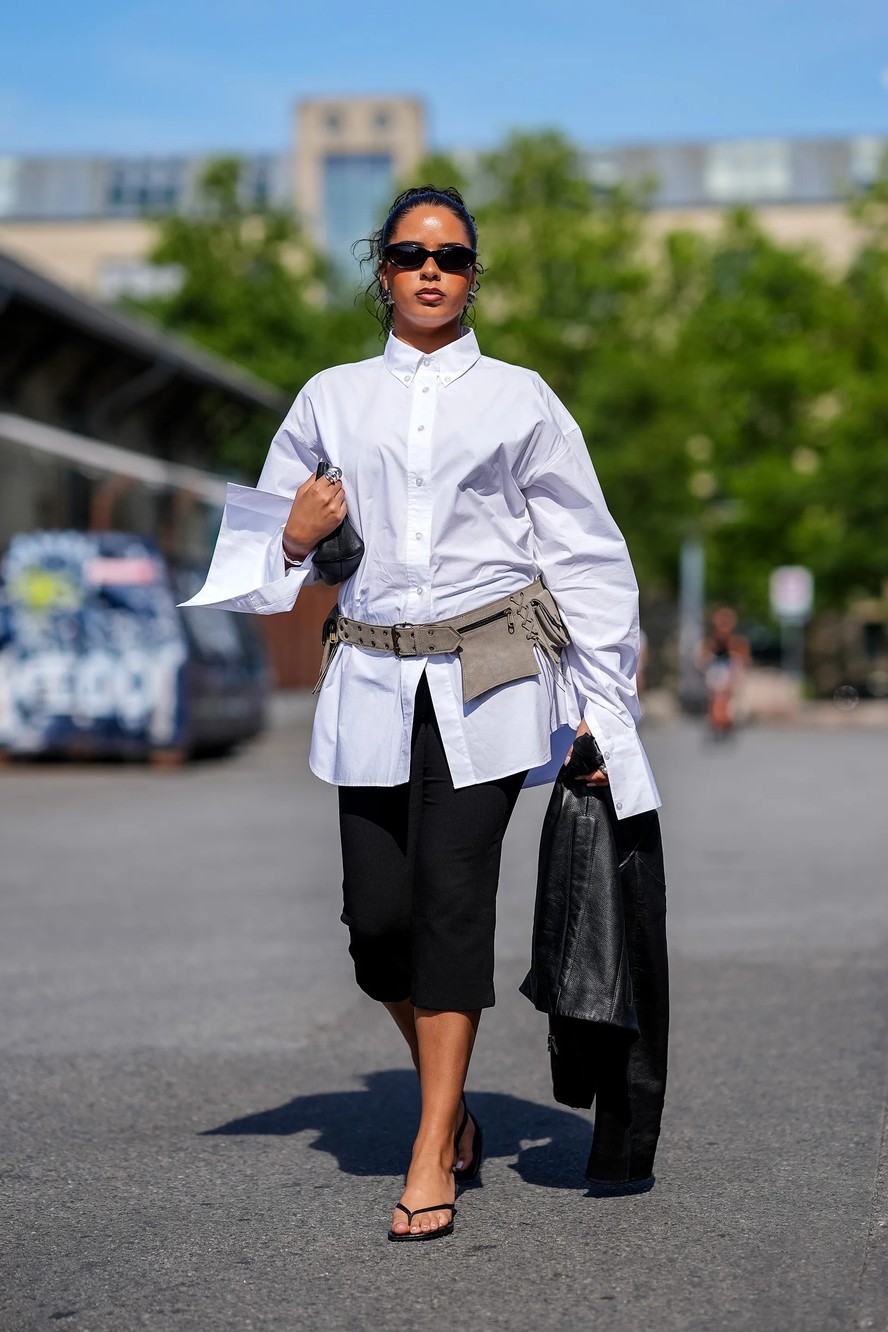 Calças capri dos anos 2000 retornam em 2025 com novas combinações de sapatos Street style — Foto: Getty Images