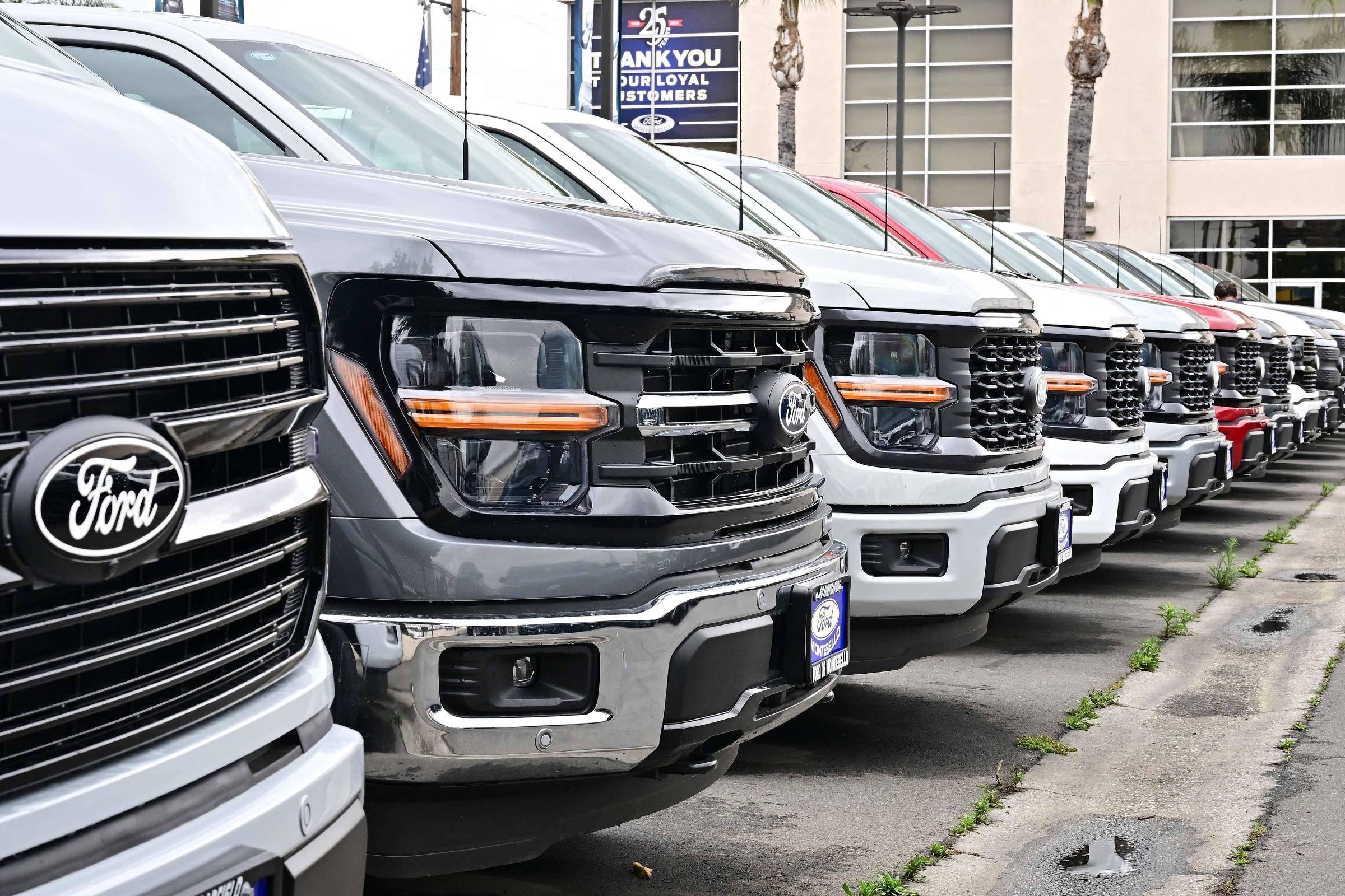 Vendas de Ford, GM e Toyota crescem no segundo trimestre para evitar tarifas nos EUA Caminhonetes da Ford em concessionária na Califórnia; montadoras viram salto nas vendas antes da vigência das tarifas de Trump (Foto: Frederic J. Brown/AFP)