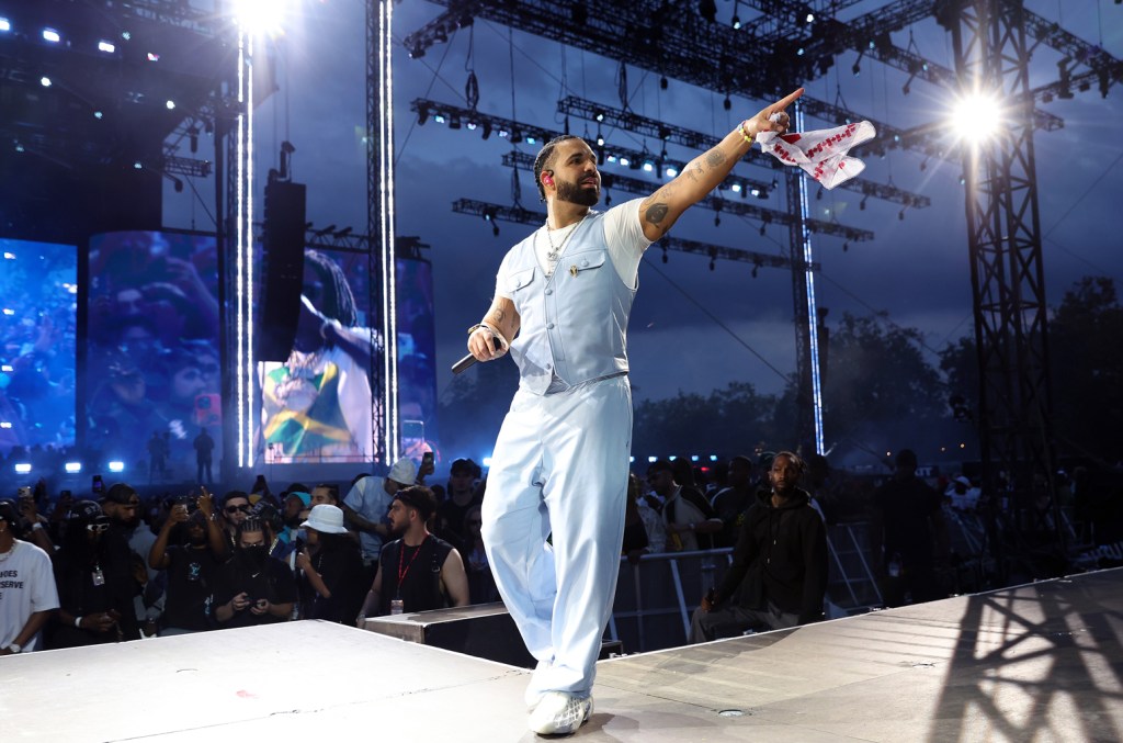 Drake estreia com 'What Did Miss?' no topo da parada de R&B e Hip-Hop Drake estreia com 'What Did Miss?' no topo da parada de R&B e Hip-Hop