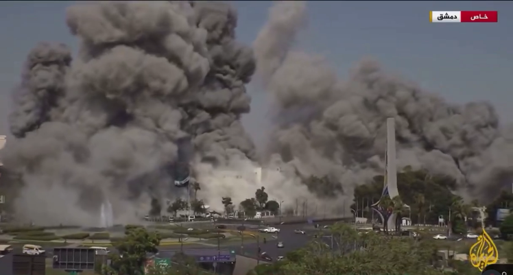 O bombardeio israelense atingiu as instalações do Ministério da Defesa do regime sírio em Damasco. (Foto: Al Jazeera)