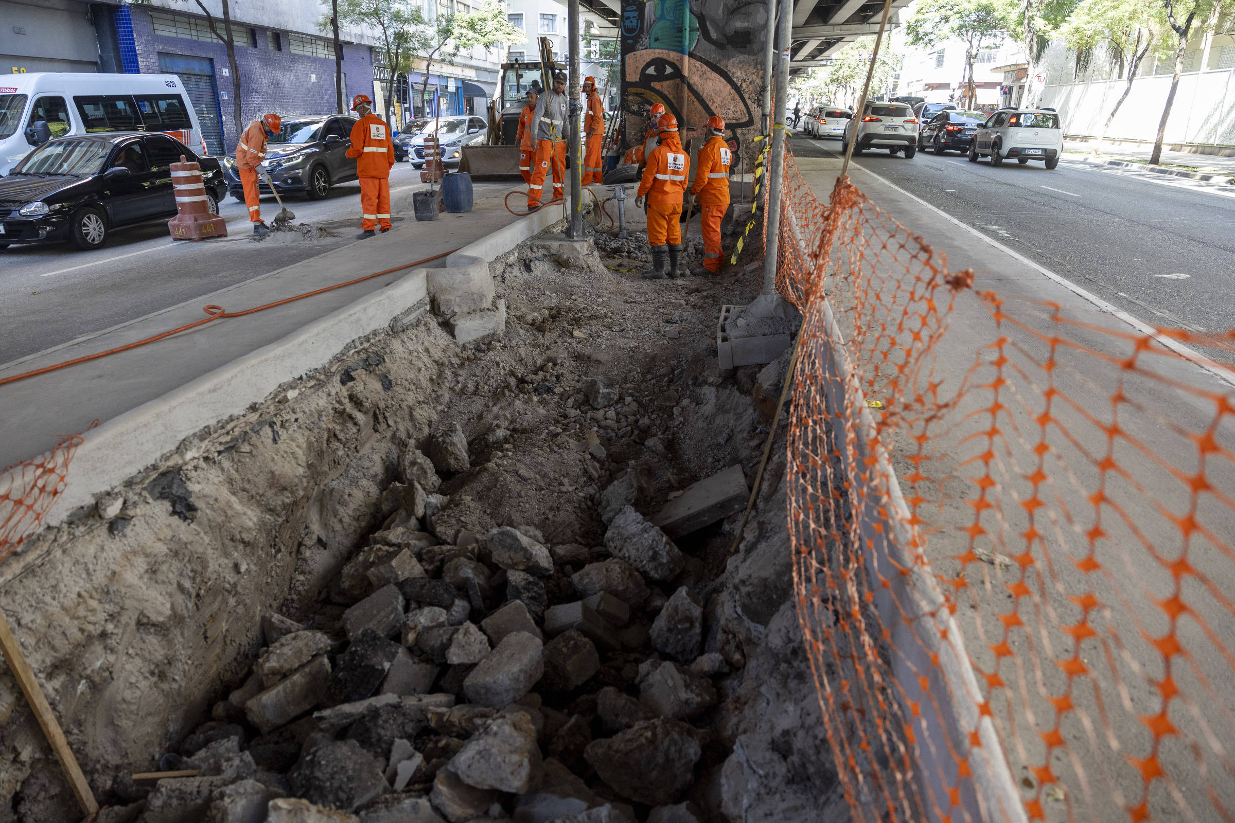 Funcionários da prefeitura trabalham no trecho final de implantação de jardins de inverno sob o elevado João Goulart, no centro de São Paulo (Foto: Danilo Verpa/Folhapress)
