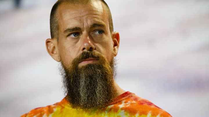 Ações da Block disparam 10% após inclusão no índice S&P 500 Jack Dorsey, cofundador e diretor executivo do Twitter Inc. e Square Inc., ouve durante a conferência Bitcoin 2021 em Miami, Flórida, na sexta-feira, 4 de junho de 2021. (Foto: Eva Marie Uzcategui | Bloomberg | Getty Images)