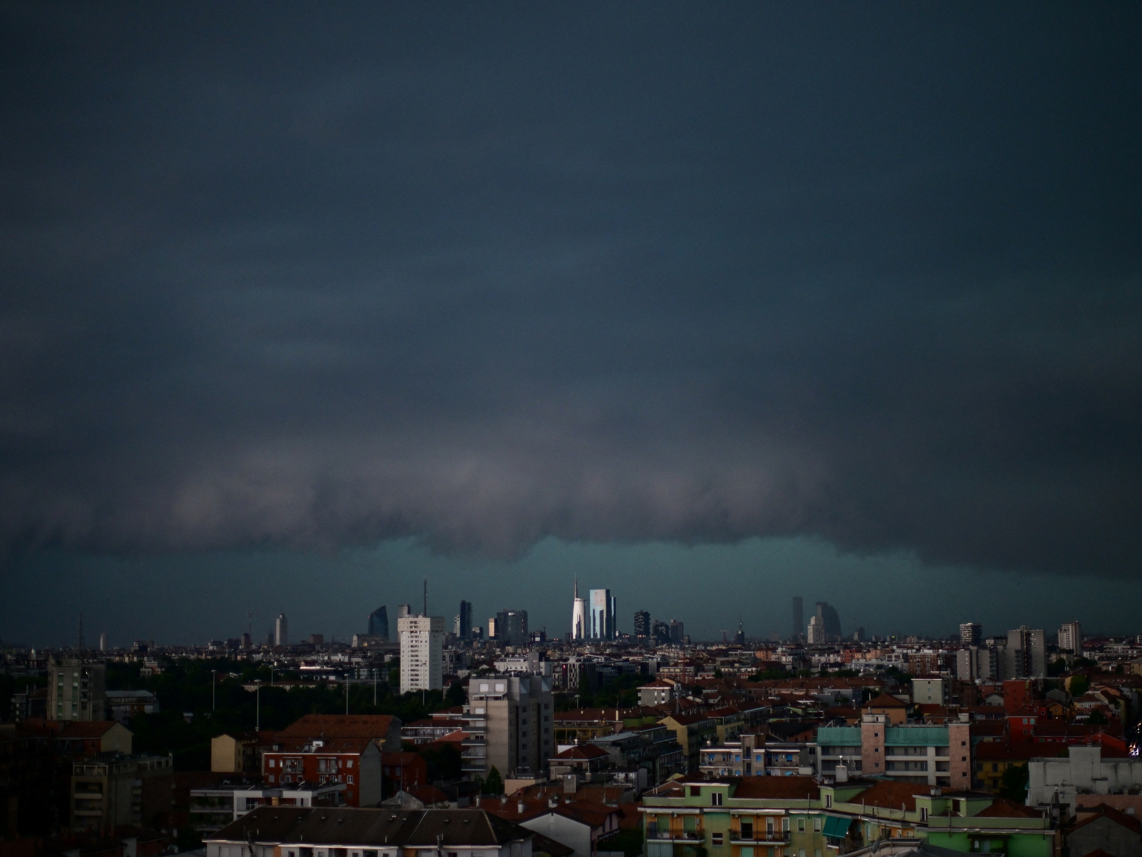 Tempestade fatal atinge o norte da Itália enquanto sul enfrenta calor intenso Nuvem paira sobre o horizonte durante uma forte tempestade em Milão, na Itália (Foto: Daniele Mascolo/Reuters)